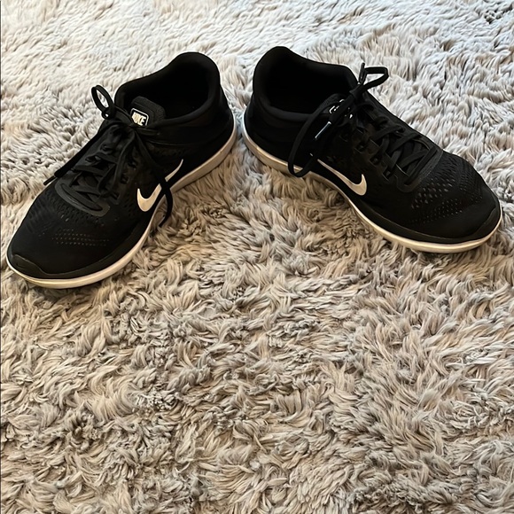 Nike WOMENS Black Running Shoes - Picture 7 of 11